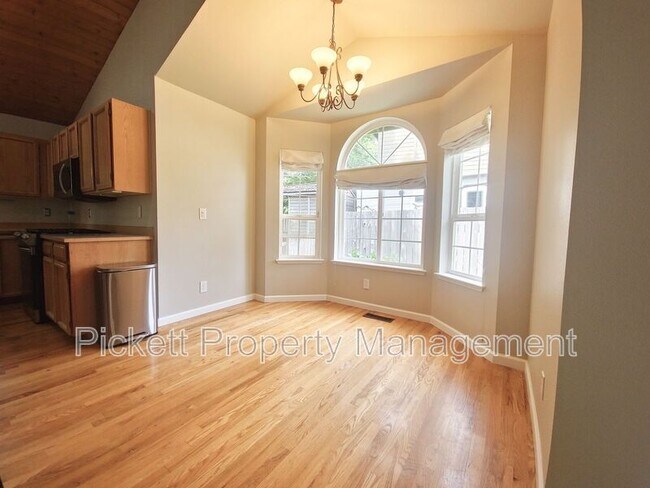 Building Photo - 18845 NE Meadow Run Dr