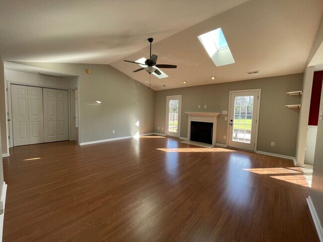 Building Photo - Absolutely Adorable!