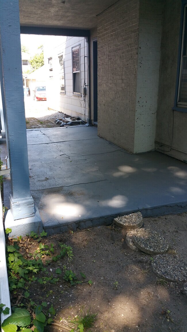 Building Photo - 1609 S 5th St