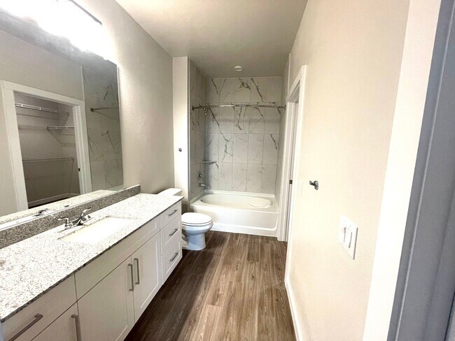 Building Photo - 9219 Vista W Dr