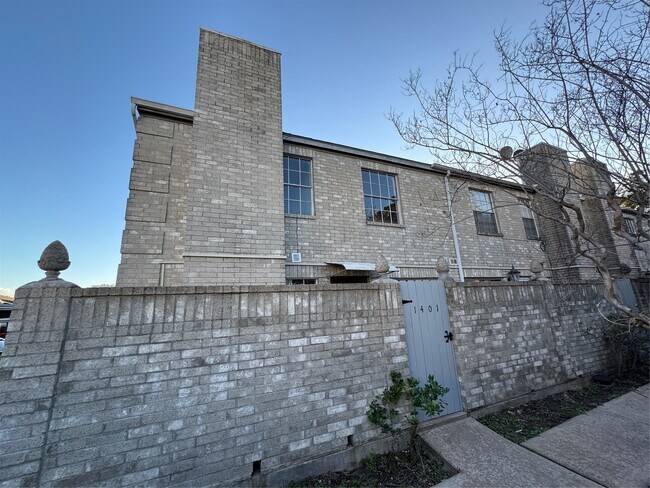 Primary Photo - 7400 Bellerive Dr
