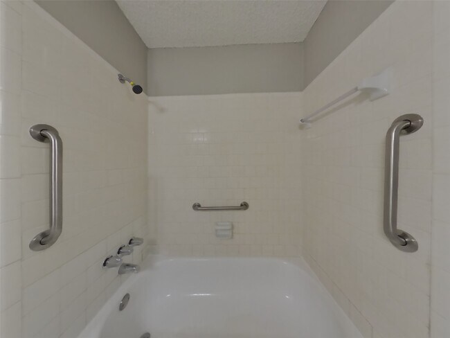 Building Photo - 23426 Canyon Lake Dr