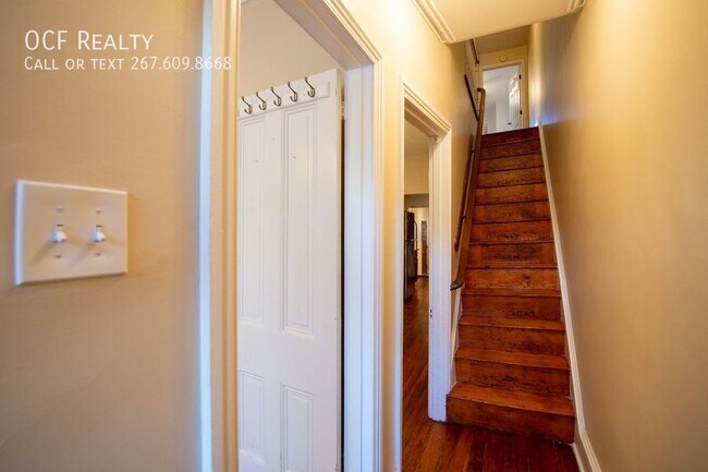 Building Photo - 2211 Bainbridge St