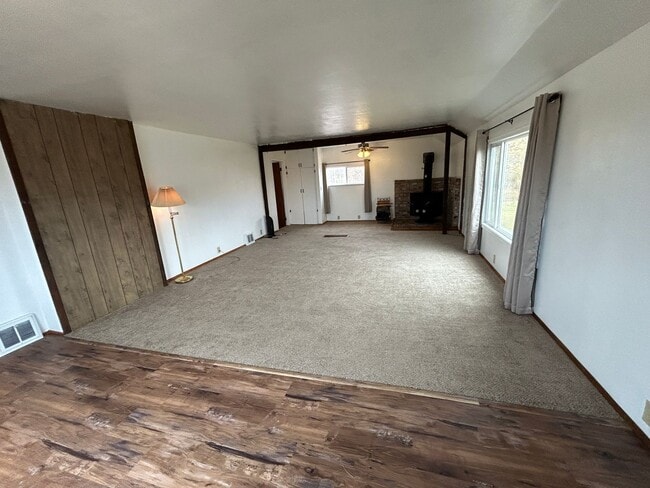 Building Photo - Country Living