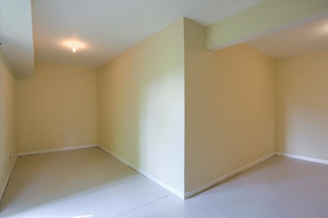 Building Photo - 35 Brook Side Dr