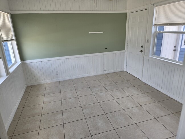 Building Photo - 530 Freeport Ave N