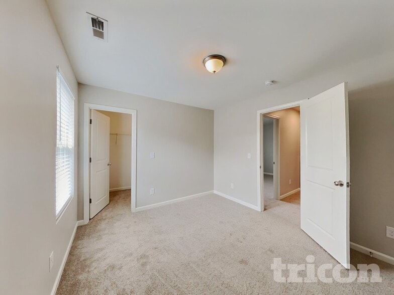 Building Photo - 1711 Sawtooth Ct