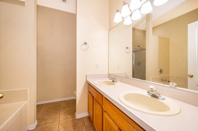 Building Photo - 10831 Leader Ln