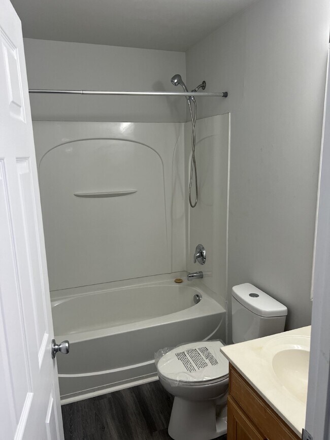 Building Photo - Spacious 6-Bedroom Home with 3 Bathrooms i...