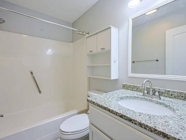 Building Photo - 718 Juniper Dr