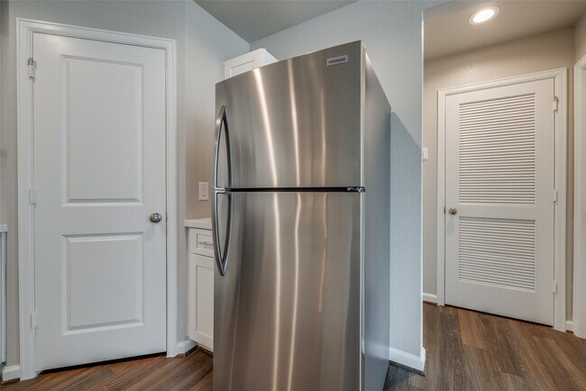Building Photo - 221 Pk Pl Cir