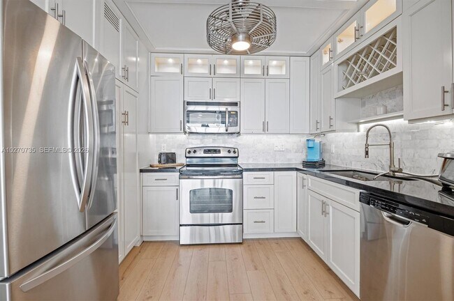 Building Photo - 3505 S Ocean Dr