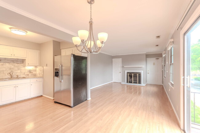 Building Photo - Fantastic Brentwood Location! Community po...