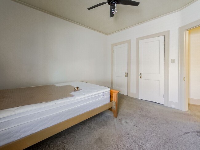 Building Photo - Welcome to this beautiful 2 bedroom, 2 bat...