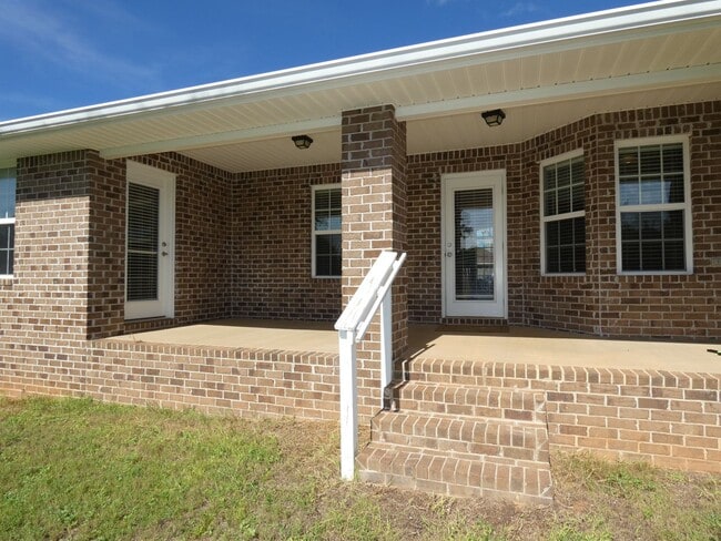 Building Photo - 4bed/3 bath/2 car garage/ 2400 sq ft in Wh...