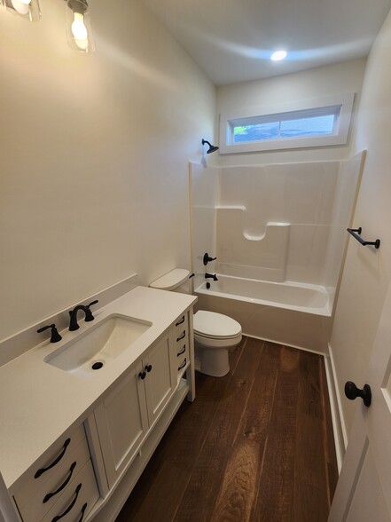 Building Photo - 526 Cottage Way