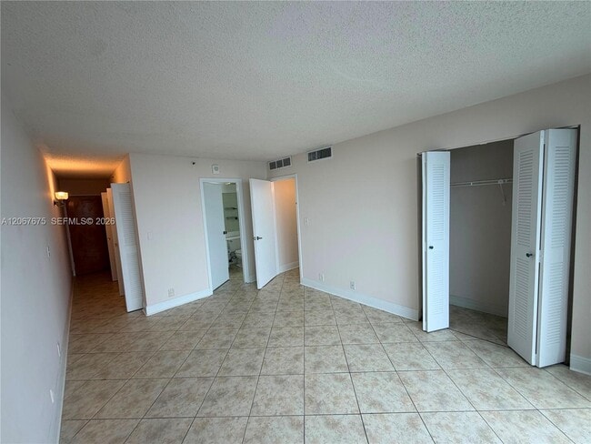 Building Photo - 7601 E Treasure Dr