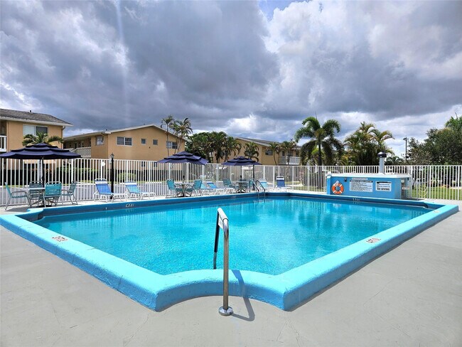 Building Photo - 2141 NE 1st Ct