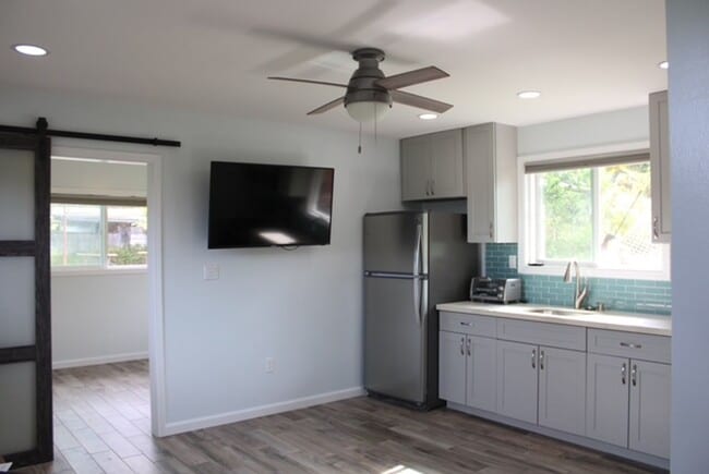 Building Photo - Newly Remolded One Bedroom in Quiet Wahiaw...