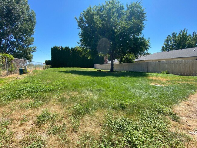 Building Photo - Large 3bed, 2bath, 2car garage duplex unit 1,710sq.ft. with RV parking