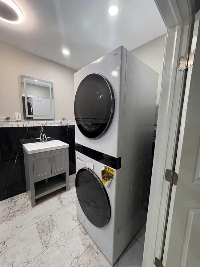 Building Photo - 2229 N Hancock St