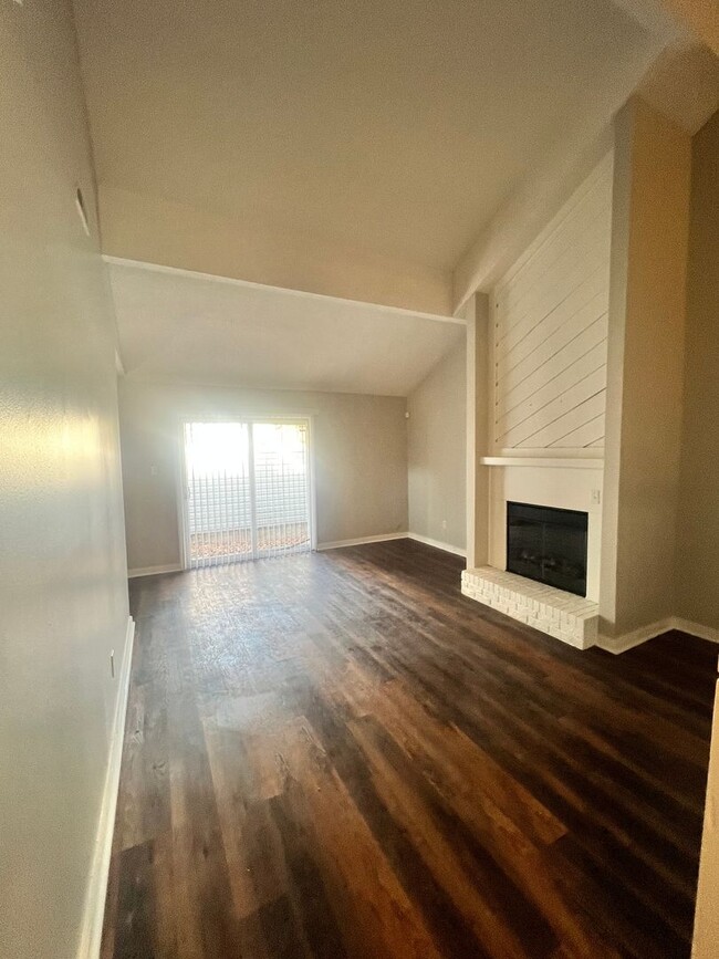 Building Photo - 3 Bedroom 2 Bathroom Duplex