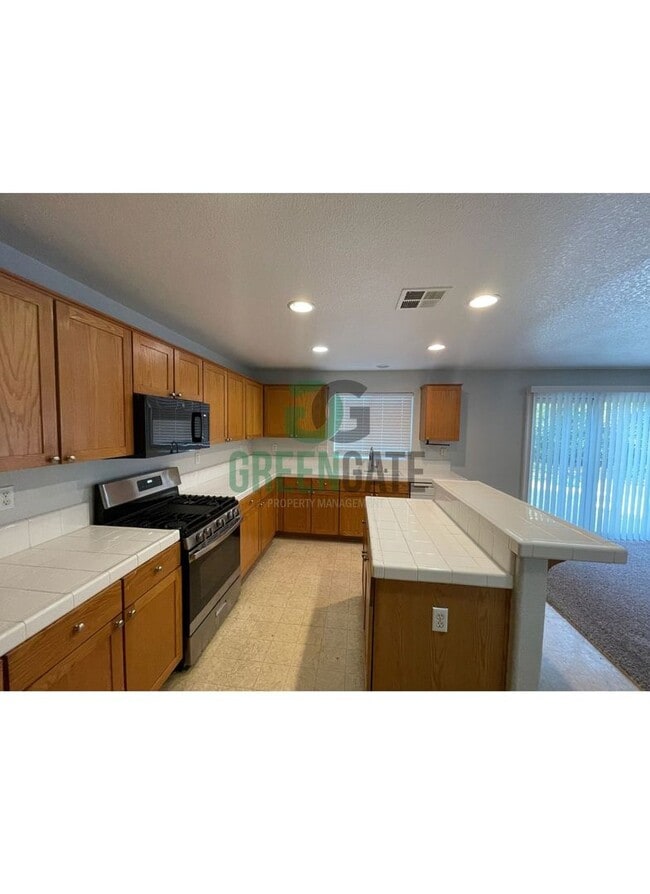 Building Photo - Two story 4 bedroom, 2.5 bath home in Stoc...