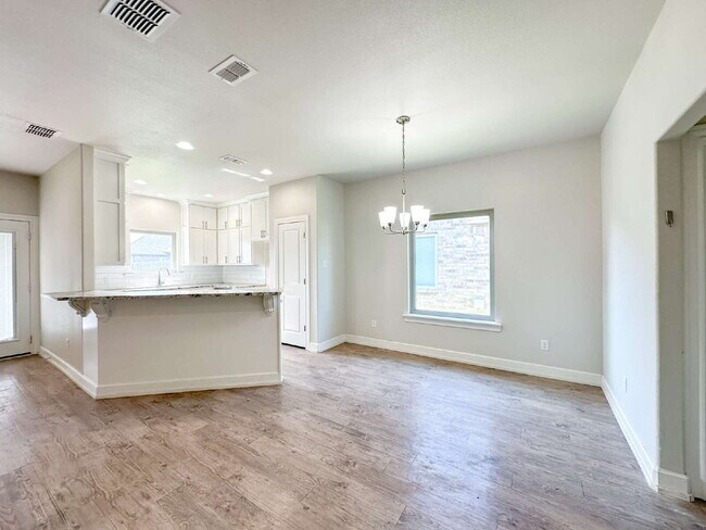 Building Photo - Charming 3/2/2 in Frenship School District!