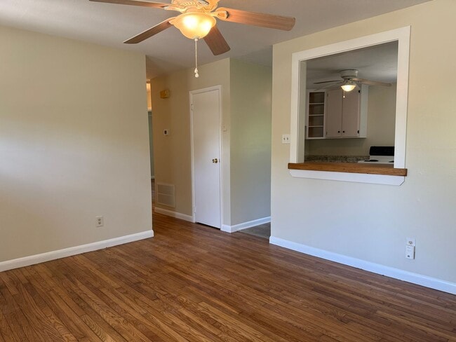 Building Photo - Cute 3 Bedroom, 2 Bath Home Near Asheville Mall