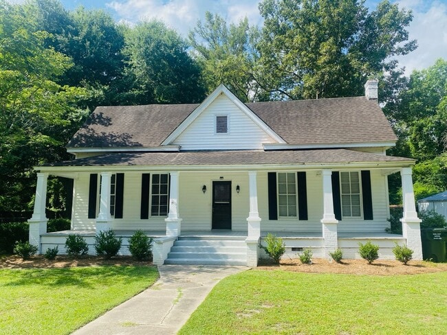 Primary Photo - Spacious 3 Bedroom 2 Bath Home in Pittsview!