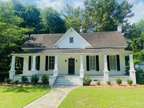 Building Photo - Spacious 3 Bedroom 2 Bath Home in Pittsview!