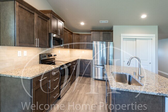 Building Photo - Brand NEW Home Overlooking the Golf Course