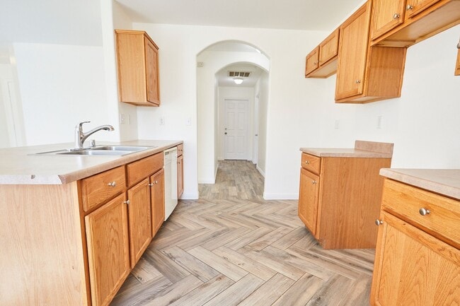 Building Photo - 3 BEDROOM BARSTOW HOME