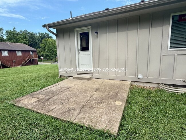 Building Photo - Large Updated 3 Bedroom/2 Bath Duplex in L...