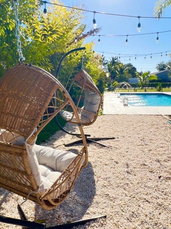 Building Photo - 9 W Riverside Dr