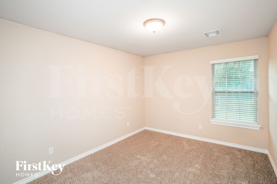 Building Photo - 601 Apple Tree Ln