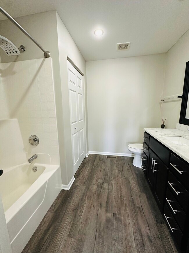 Building Photo - 620 Lakeridge Ct