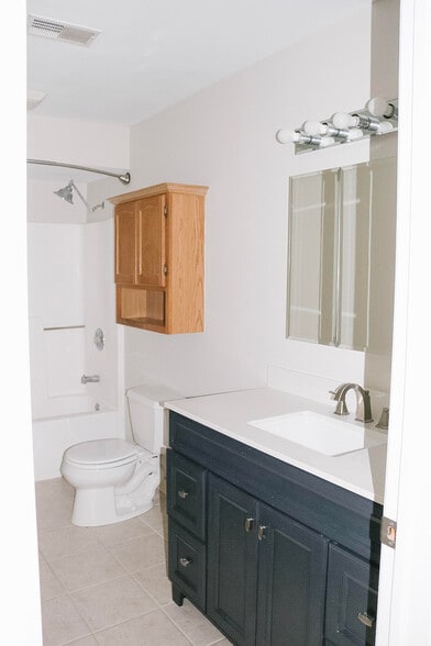 Full Bath - 6721 Boca Vista Dr NE