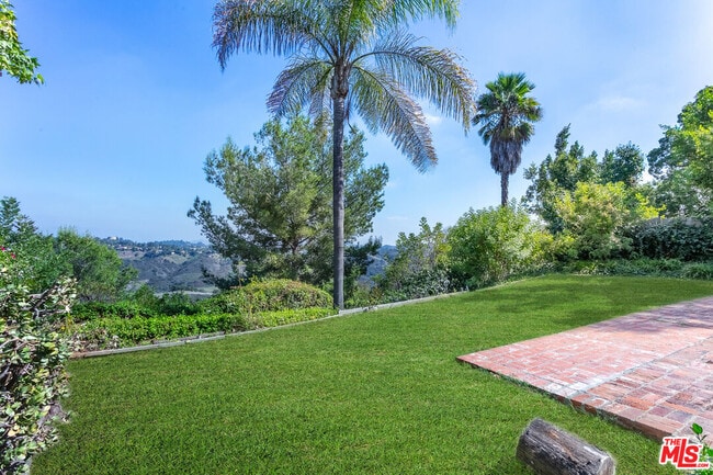 Building Photo - 2536 Roscomare Rd