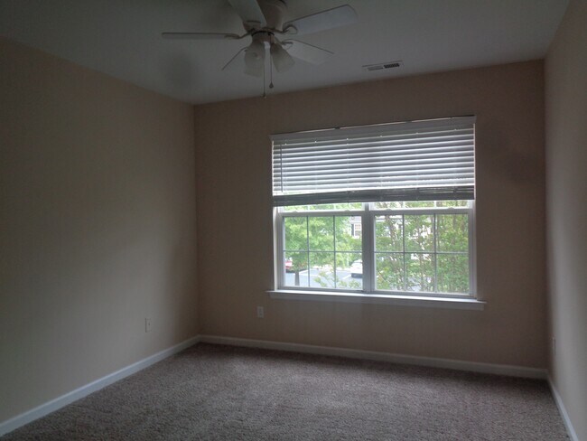 Building Photo - 1206 Maroon Dr