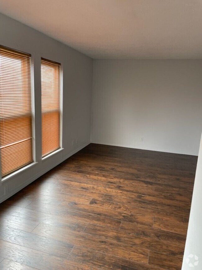 Building Photo - Stunning 3 Bed 2 Bath duplex