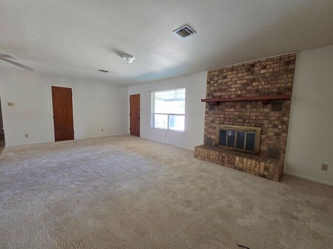 Building Photo - FOR LEASE!!