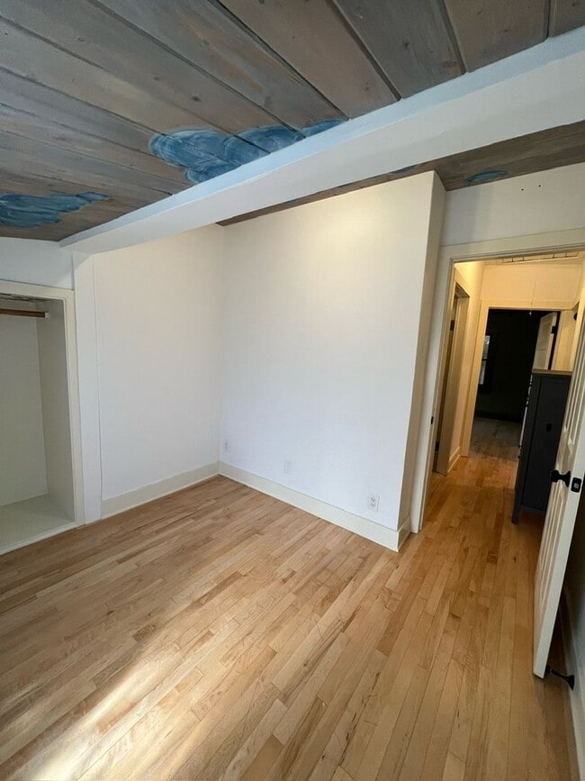 Building Photo - Walk to Campus From This Cute 2 Bedroom Back House