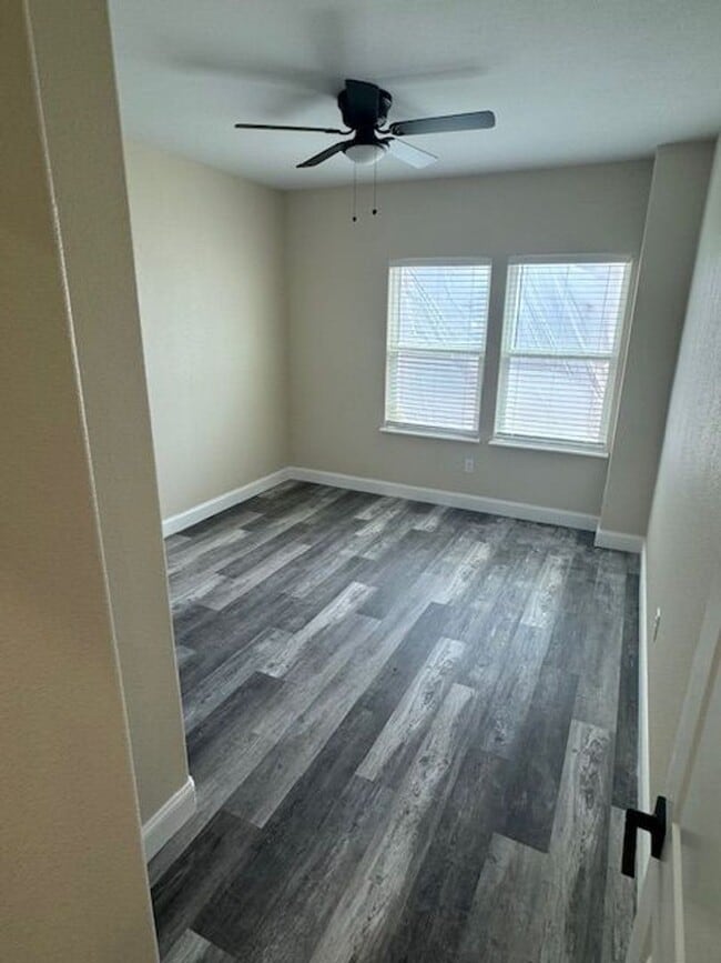 Building Photo - 3/2/2 - HIGH CEILINGS - NO WATER BILL