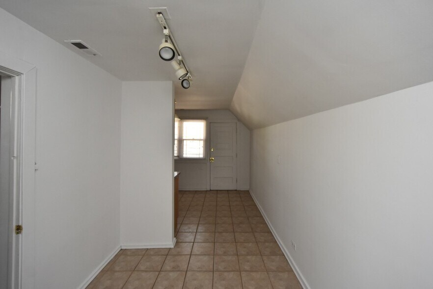 Building Photo - 3055 N Racine Ave