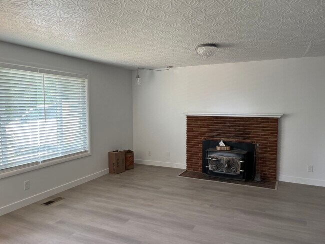 Building Photo - 2081 Canemah St