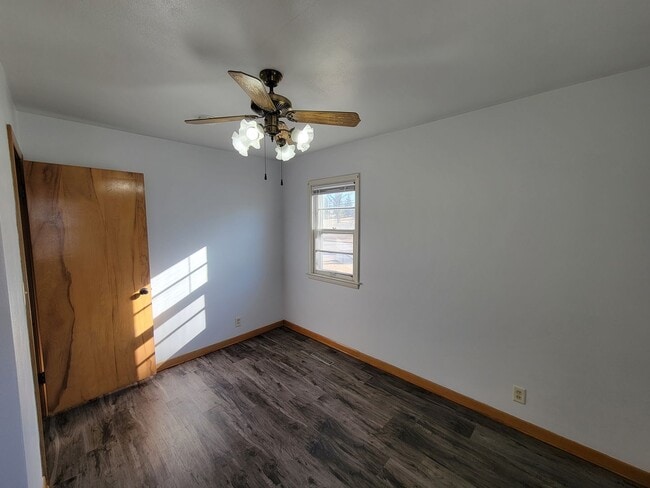 Building Photo - 3 Bedroom House with Large Garage