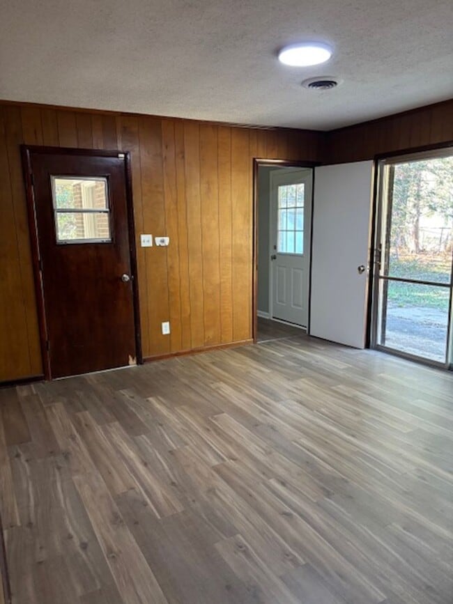 Building Photo - Renovated 3 Bedroom 1 Bath Home for Rent!