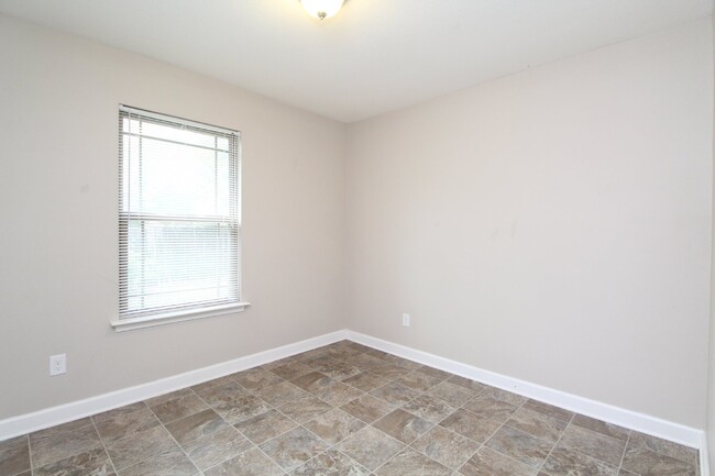 Building Photo - Move-In Ready 3BR/2BA Near NAS – Newer Con...