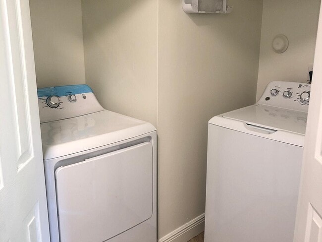 Building Photo - 2028 Alta Meadows Ln